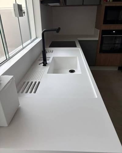 Bancada de cozinha em Corian branco com lavatório integrado e escorredor, Benfica Lisboa
